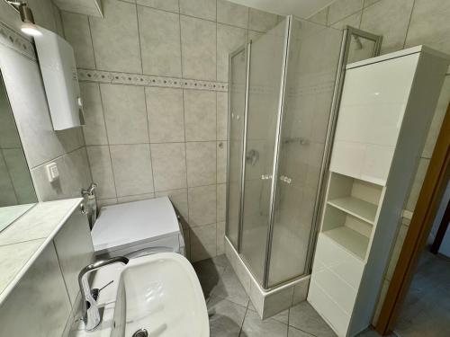 淋浴間, Apartment with underground parking in Langenfeld in 朗根費爾德/萊茵蘭