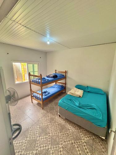 . Casa com 2 quartos grandes a 150m da praia