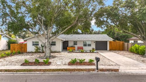 Modern 3 Bed House - Minutes to Downtown & Siesta Key - Pet Friendly in Sarasota, USA