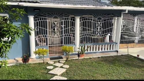 Secluded Haven 2 bedroom St Mary Jamaica – khách sạn tại Breadnut Hill