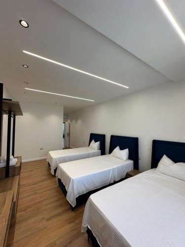 3 twin beds