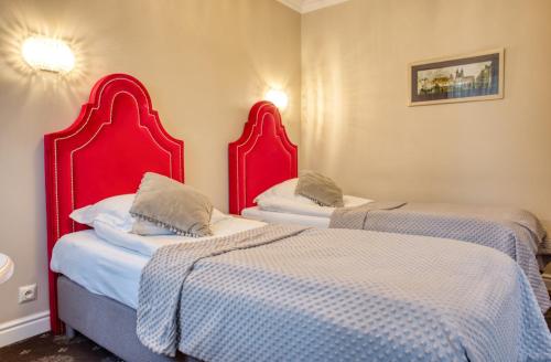 2 twin beds