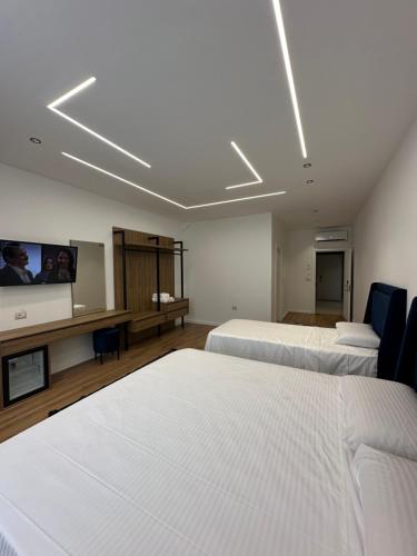 1 king bed, 1 twin bed