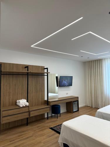1 king bed, 1 twin bed