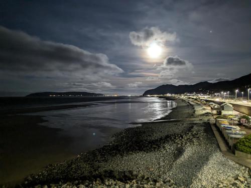 Fantastic sea views at Century's old Alma's Cottage - Sleeps up to 8 guests in Penmaenmawr