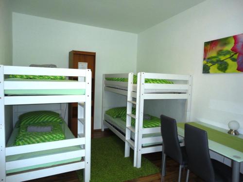 2 bunk beds