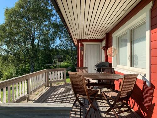 Balkons/terase, Private Riverside Cabin & Sauna - Northern Lights from Your Terrace in Paranena