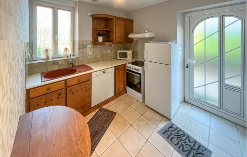 кухня, 2 Bedroom Cozy Home In Heugueville-Sur-Sienne in Кутанс