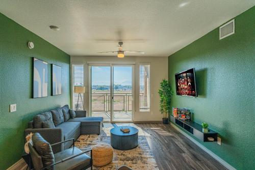 Spot Near Westagate with Balcony Pool Gym Parking WD – khách sạn tại Nam Glendale