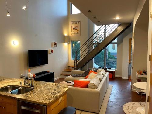 . Beautiful Pearl Street condo! 30 DAY MINIMUM STAY