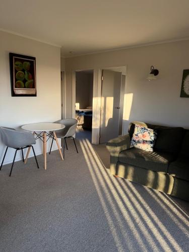 Cosy Country Private Cottage with views in Karamu