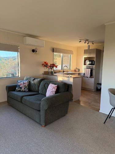 Cosy Country Private Cottage with views in Karamu