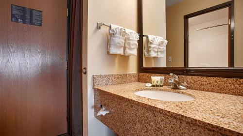 Best Western Plus Corning Inn - image 9