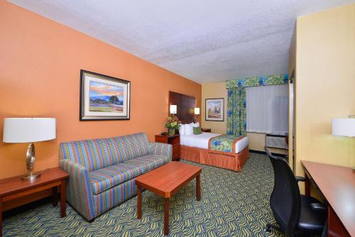 Best Western PLUS Fresno Inn - image 3