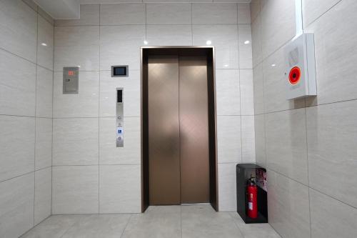 OPENセール ROYAL難波南 lなんば近くの上質モダン空間 l大国町駅近l 独立バスlキッチンl洗濯機完備l4名様