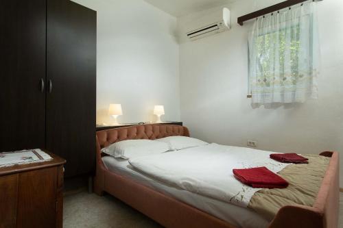 1 double bed, 1 twin bed