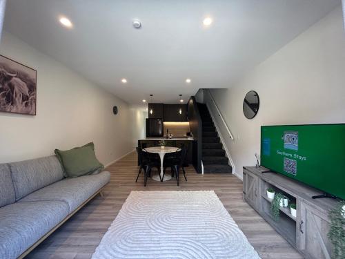SouthernStaysBnb - Stylish home minutes from airport-shops-dining - image 10