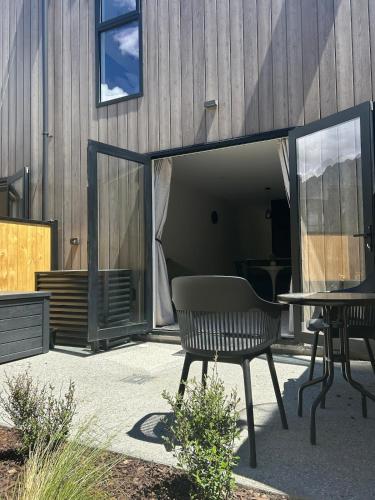 SouthernStaysBnb - Stylish home minutes from airport-shops-dining - image 14