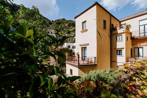 Amalfi Resort Rooms with pool - image 3