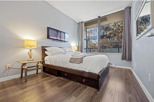 Cozy 1 Bedroom Downtown Central - image 5