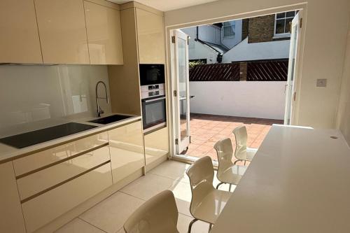 5 Bed House - Sleeps 8 - Pets - Parking - Wifi - image 5