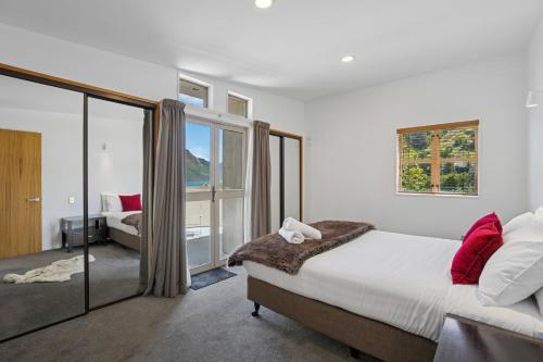 Peaks & Cranbury 17B - Central Apartment Walk to Town - image 4