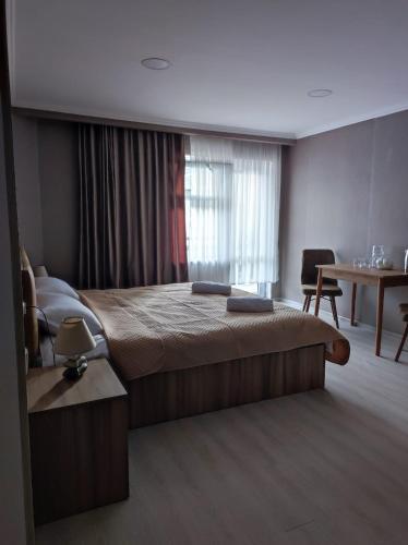 1 king bed, 1 twin bed