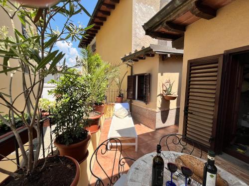 Altan/terrasse, Gorgeous sunlit townhouse with terrace in medieval Pescia, Tuscany in Pescia