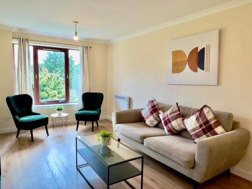 Garden-View 2BR Apartment - Free Parking & WiFi – khách sạn tại Bắc Glasgow