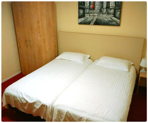 2 twin beds