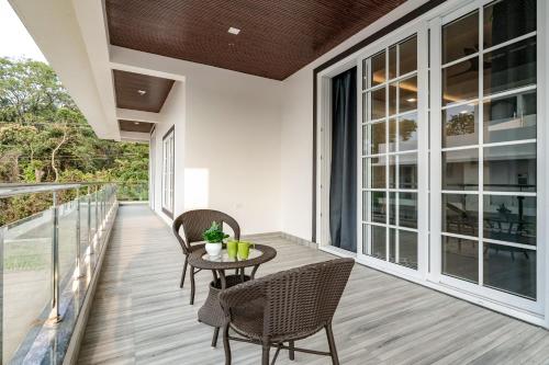 AQUA VERDE- 3 Bedroom Townhouse wd Pvt Pool & Terrace in Colvale