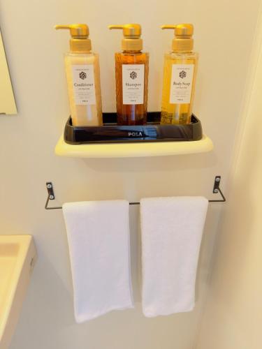 101 Dotonbori Riverside 5 min walk to Dotonbori Kuromon Market Shinsaibashi, Namba Business District Balcony with washing machine 1F free dryer, microwave