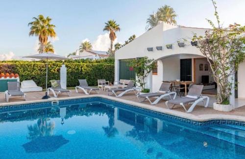 Villa familiar con piscina privada en Cala'n Bosch