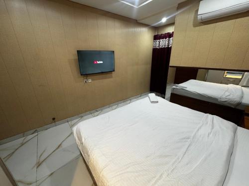 hotel Elites Residency in city center  iqbal town - image 2