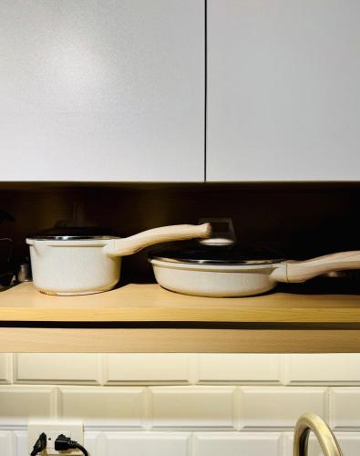 Kitchen, Cozy Modern Condo in Little Baguio Terraces San Juan City in San Juan