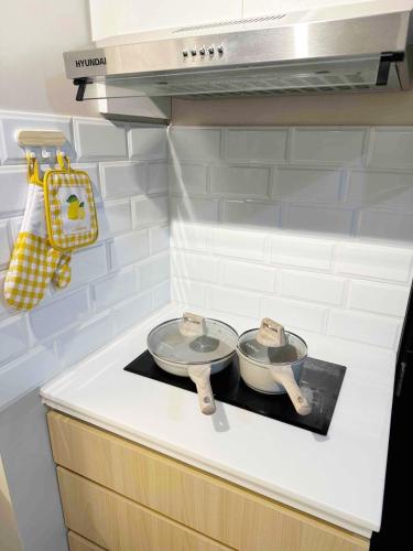 Kitchen, Cozy Modern Condo in Little Baguio Terraces San Juan City in San Juan