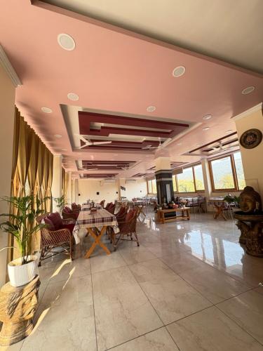 Restorāns, Rivana Retreat in Galajwari