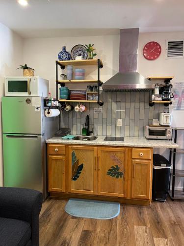 Stunning Little Havana Suites Close to airport, Calle Ocho, Brickell, Wynwood and the Beaches - Free Parking in Miami, USA