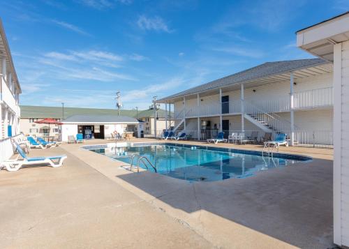 สระว่ายน้ำ, Angel Inn Near IMAX, a Travelodge by Wyndham in แบรนสัน (MO)