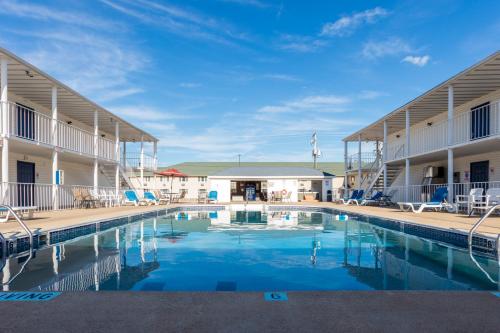 สระว่ายน้ำ, Angel Inn Near IMAX, a Travelodge by Wyndham in แบรนสัน (MO)