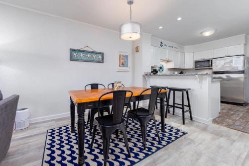 Beachfront Condo with Ocean Views and Pool Access - image 3