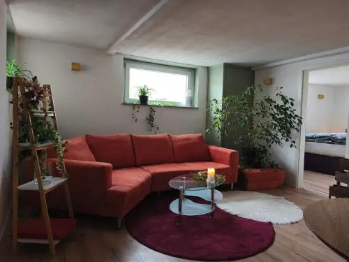statt HOTEL - Frisch, Frech und Farbenfroh - Helle Souterrainwohnung in Oldenburg, Deutschland