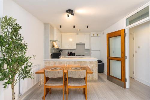 2 Bedroom Serviced Apartment Barbican & Old Street Sleeps 4 - image 6