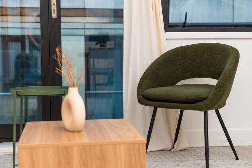 2 Bedroom Serviced Apartment Barbican & Old Street Sleeps 4 - image 3