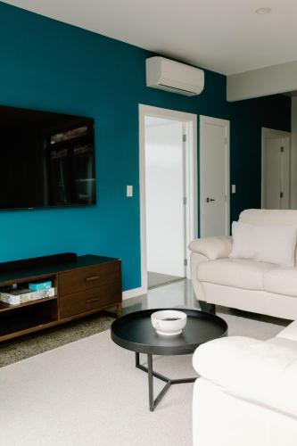 Facilities, Sunny and Modern Nelson Retreat with Designer Kitchen in Stoke