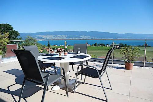 Chalet with Stunning Lake and Mountain Views avec une vue à couper le souffle, une spacieuse terrasse et jardin in Châtillon, Schweiz