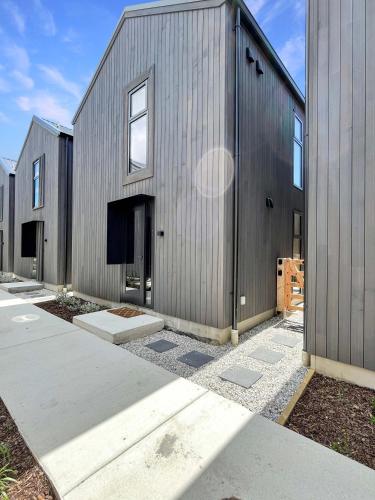 Modern Queenstown Stay on Delaney Loop - image 5