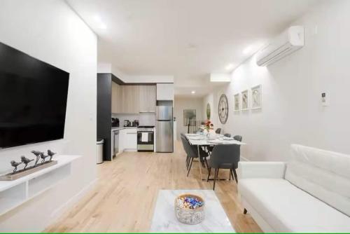 Luxury 2BR Duplex 5min to Central Park, New York