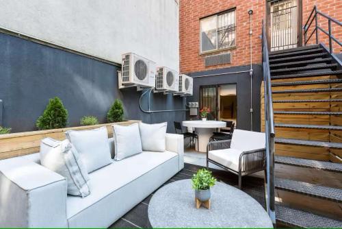 Luxury 3BR Duplex w Private Patio in Upper East, New York