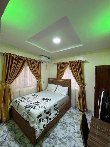 Cee&Tee SM ABK 1BEDROOM -247Electricity - Solar Inverter AC in bedroom in อะเบียวคูระ